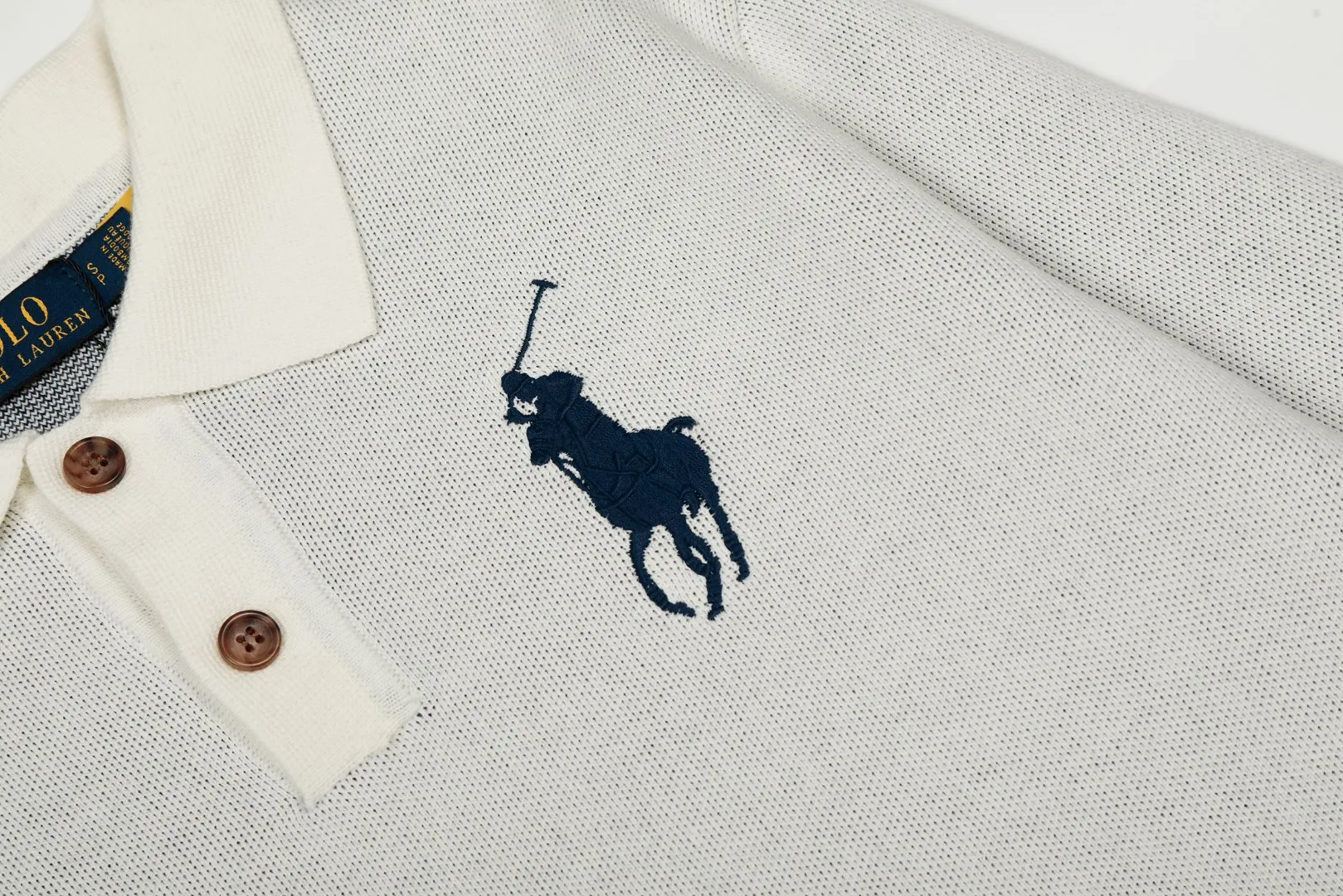 P250 Top quality" Style number: DS164# (not off the shelves all year round) [Ralph Lauren autumn and winter Malaysia embroidered logo knitted POLO lapel sweater] ✅Ralph Lauren Ralph Lauren classic basic lapel POLO same style knitted autumn and winter sweater for men and women ✅Main supplier platform live broadcast Wholesale entity Replenish when out of stock Not off the shelf ✅ZP quality 1:1 version Scan the code to enter the GF website Counter quality ✅Detailed quality is the only one in Guangzhou Imported quality cotton yarn, 750g weight, focusing on high-end, cost-effective, good quality, needless to say, ✅The version is restored to the original order, the maximum size can be worn up to 190 pounds, loose, comfortable and stress-free, ✅The upper body is simple and easy to match, a must-have for male gods. Good-looking clothes are never picky. A must-have in couples' wardrobes. Size: S-XL. Color: Milk white, gray, black and white, black and red, navy white label, navy red label
